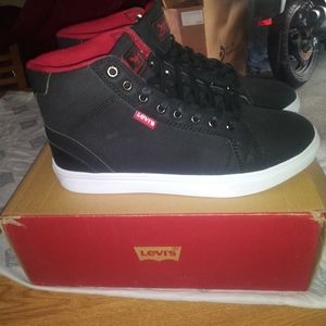 Men levis sneakers size 9